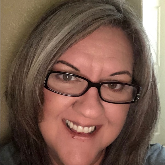 Hello! I'm Marianne. Welcome to my closet! - Picture 4 of 7